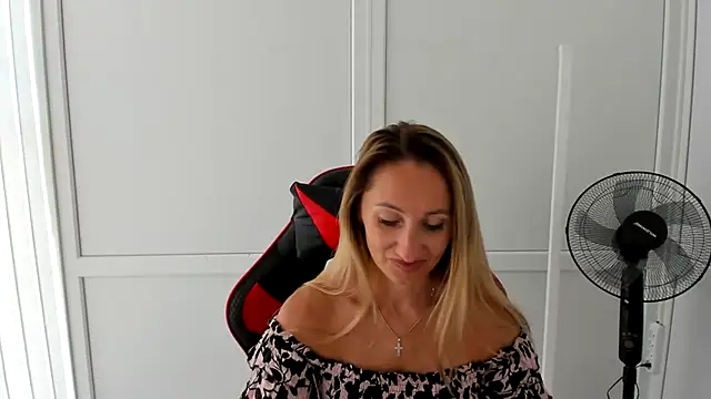 LilyDreamm online show from 06/26/26, 07:03