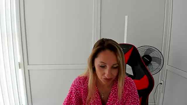 LilyDreamm online show from 06/22/26, 06:32