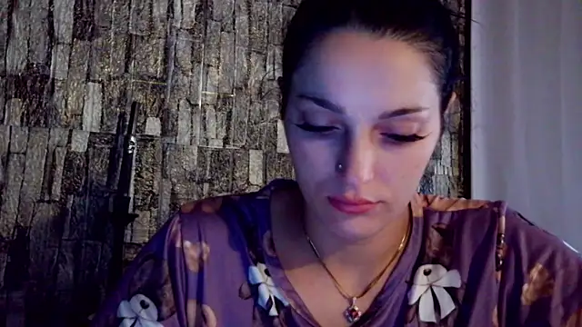 Snapshot of Ellara- chatting on 06/19/26, 01:06 Ellara- online show from 06/19/26, 01:06