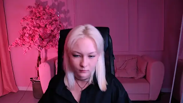 Snapshot of OliviaVale chatting on 06/19/26, 01:50 OliviaVale online show from 06/19/26, 01:50