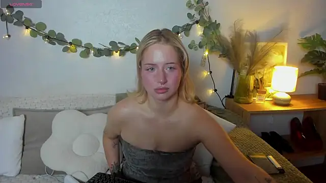 Snapshot of LallyBunnyy chatting on 06/20/26, 01:27 LallyBunnyy online show from 06/20/26, 01:27