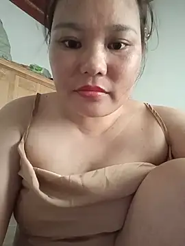 Snapshot of Holy-mi chatting on 07/18/26, 04:43 Holy-mi online show from 07/18/26, 04:43