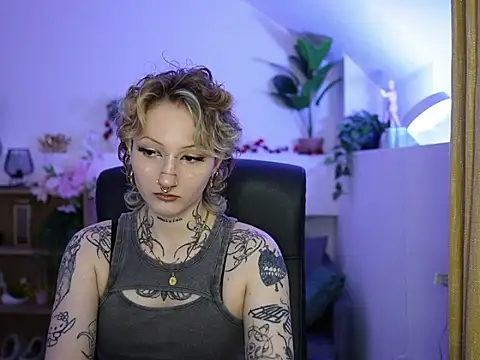 Snapshot of tattooedblondee18 chatting on 06/22/26, 01:08 tattooedblondee18 online show from 06/22/26, 01:08