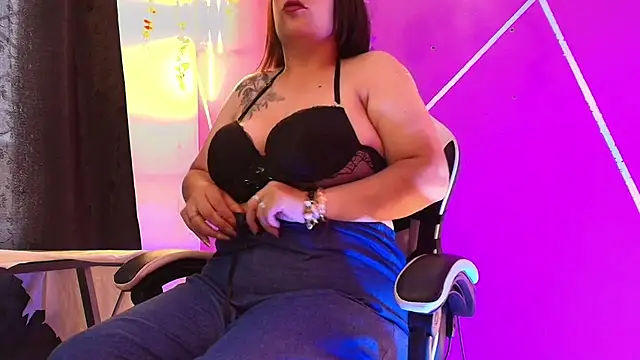 CurvyMilen online show from 06/25/26, 08:14