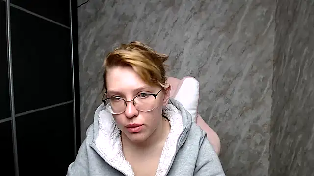 Snapshot of Reginasmilee chatting on 03/12/25, 02:52 Reginasmilee online show from 03/12/25, 02:52