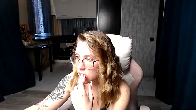 Snapshot of Reginasmilee chatting on 09/11/25, 04:45 Reginasmilee online show from 09/11/25, 04:45