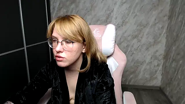 Snapshot of Reginasmilee chatting on 03/15/25, 05:26 Reginasmilee online show from 03/15/25, 05:26