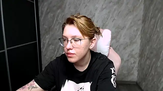 Snapshot of Reginasmilee chatting on 03/10/25, 02:17 Reginasmilee online show from 03/10/25, 02:17