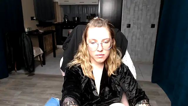 Snapshot of Reginasmilee chatting on 09/20/25, 12:37 Reginasmilee online show from 09/20/25, 12:37