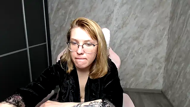 Snapshot of Reginasmilee chatting on 03/17/25, 07:24 Reginasmilee online show from 03/17/25, 07:24