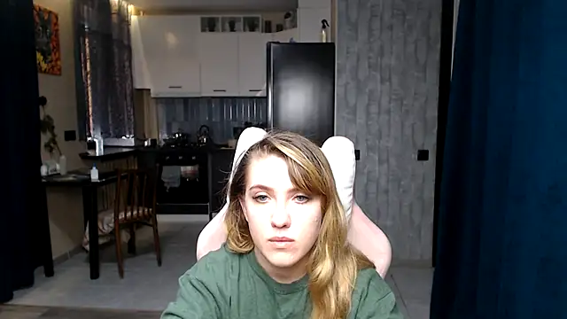 Snapshot of Reginasmilee chatting on 09/27/25, 12:33 Reginasmilee online show from 09/27/25, 12:33