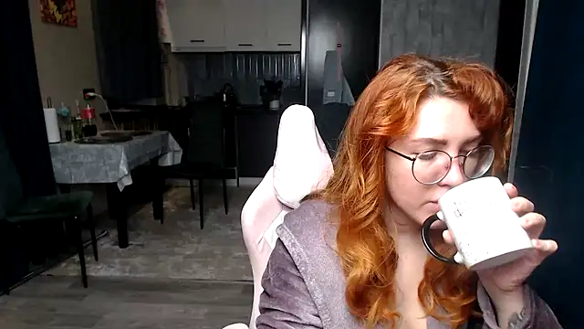 Snapshot of Reginasmilee chatting on 04/19/26, 01:28 Reginasmilee online show from 04/19/26, 01:28