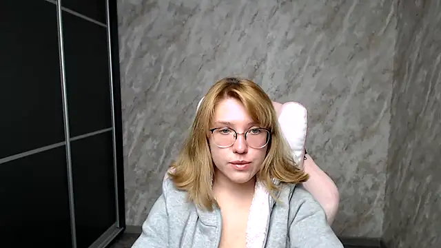 Snapshot of Reginasmilee chatting on 03/13/25, 02:12 Reginasmilee online show from 03/13/25, 02:12