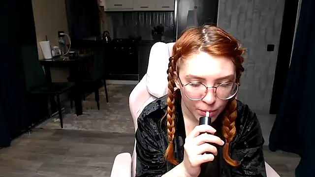 Snapshot of Reginasmilee chatting on 04/17/26, 02:36 Reginasmilee online show from 04/17/26, 02:36