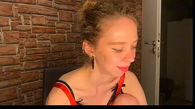 Snapshot of ElizaStorm chatting on 07/05/26, 10:05 ElizaStorm online show from 07/05/26, 10:05