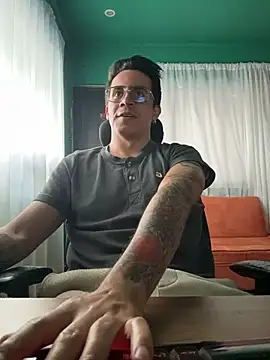 Snapshot of Andy_n_cat chatting on 07/01/26, 10:43 Andy n cat online show from 07/01/26, 10:43