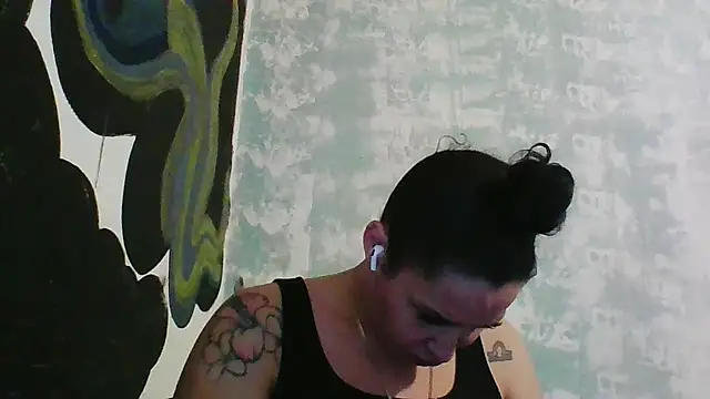 Snapshot of imisamoore69 chatting on 10/25/25, 11:05 imisamoore69 online show from 10/25/25, 11:05