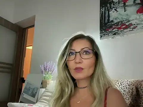 Snapshot of MoonieBlu chatting on 07/10/26, 04:18 MoonieBlu online show from 07/10/26, 04:18
