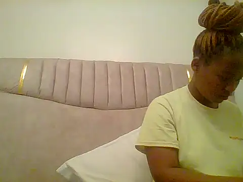 Snapshot of pretty_d0ll chatting on 07/11/26, 02:06 pretty d0ll online show from 07/11/26, 02:06