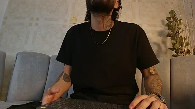 Snapshot of pablo_veelez chatting on 07/10/26, 11:43 pablo veelez online show from 07/10/26, 11:43