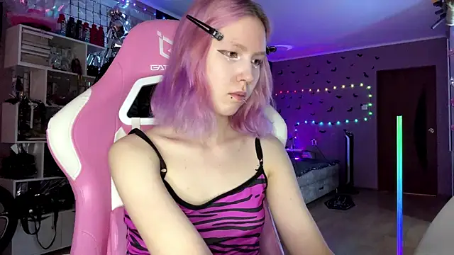 lonely bunny online show from 07/13/26, 03:00