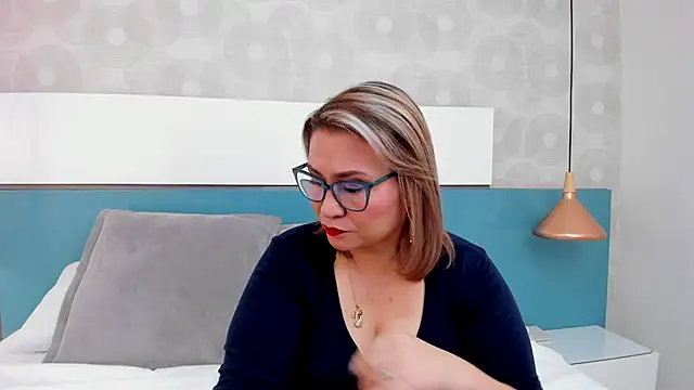 Snapshot of melinna_sins chatting on 07/14/26, 02:01 melinna sins online show from 07/14/26, 02:01