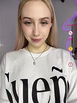 Snapshot of Lilechka_Moon chatting on 07/15/26, 12:01 Lilechka Moon online show from 07/15/26, 12:01