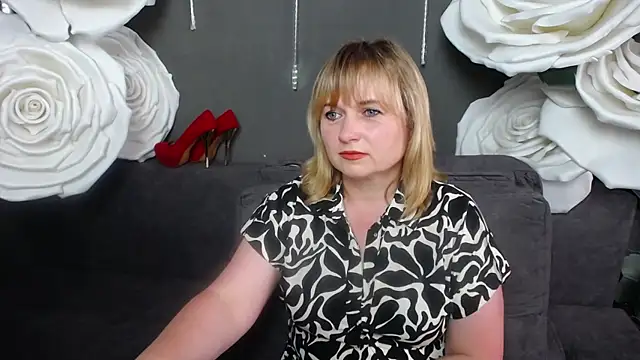 KiraSmiling online show from 07/14/26, 10:54
