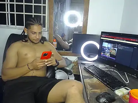 Snapshot of juanrouse chatting on 07/13/26, 04:23 juanrouse online show from 07/13/26, 04:23