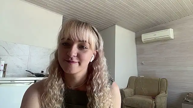 Snapshot of LilEvi chatting on 07/16/26, 06:32 LilEvi online show from 07/16/26, 06:32