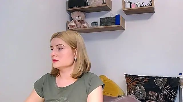 Snapshot of alisenties chatting on 10/01/25, 02:32 alisenties online show from 10/01/25, 02:32