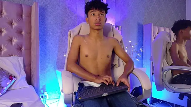 Snapshot of Adam_Foxxx chatting on 07/21/26, 05:31 Adam Foxxx online show from 07/21/26, 05:31
