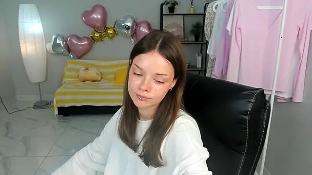 Snapshot of DeniseWilson chatting on 07/22/26, 11:12 DeniseWilson online show from 07/22/26, 11:12