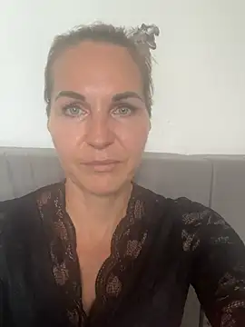 Snapshot of ElaraRose- chatting on 07/17/26, 08:11 ElaraRose- online show from 07/17/26, 08:11