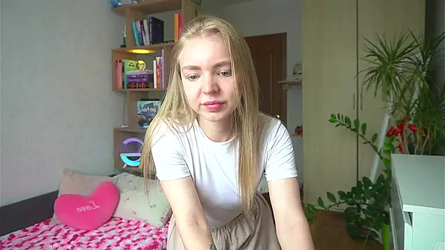 Snapshot of Emilyemmi chatting on 07/18/26, 07:28 Emilyemmi online show from 07/18/26, 07:28