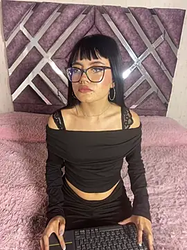 Snapshot of Saphira_Pink chatting on 07/17/26, 05:54 Saphira Pink online show from 07/17/26, 05:54