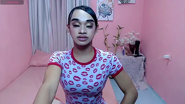 Snapshot of VivienneLuxe chatting on 07/18/26, 07:17 VivienneLuxe online show from 07/18/26, 07:17
