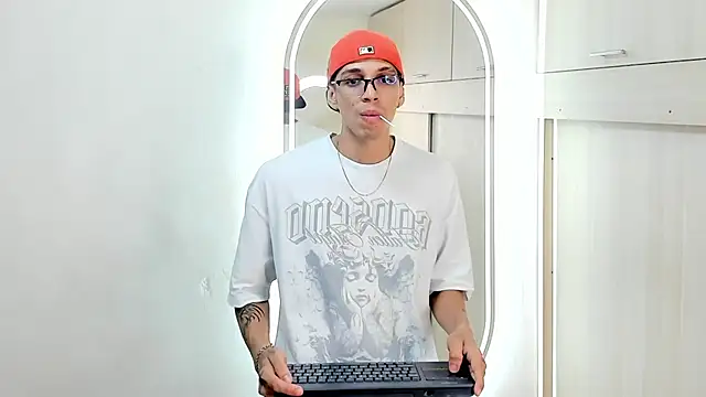Snapshot of Mheysam_Youngerx chatting on 07/18/26, 02:20 Mheysam Youngerx online show from 07/18/26, 02:20
