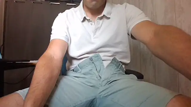 Snapshot of mikebrant01 chatting on 07/18/26, 01:09 mikebrant01 online show from 07/18/26, 01:09