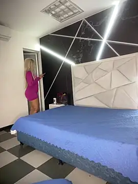 riri brunnete online show from 04/09/26, 04:14