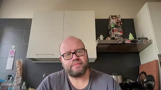 Snapshot of theitalianbear chatting on 04/15/26, 01:04 theitalianbear online show from 04/15/26, 01:04