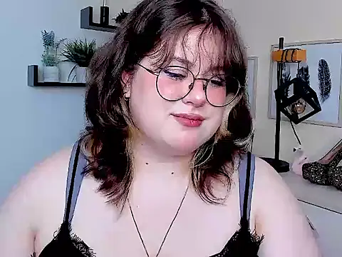 Snapshot of OpheliaLush chatting on 08/03/26, 07:49 OpheliaLush online show from 08/03/26, 07:49