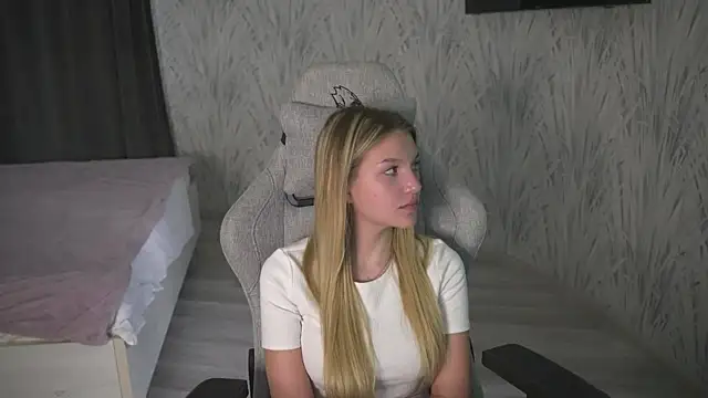 Snapshot of ReaganMolett chatting on 07/31/26, 12:37 ReaganMolett online show from 07/31/26, 12:37
