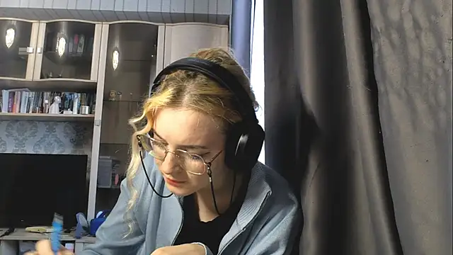 Snapshot of Adelinetre chatting on 07/30/26, 03:55 Adelinetre online show from 07/30/26, 03:55