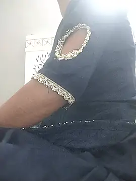 Snapshot of hey_pooja chatting on 08/05/26, 02:44 hey pooja online show from 08/05/26, 02:44