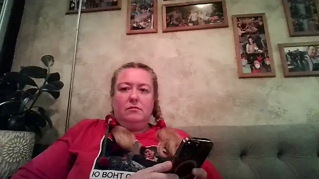 Snapshot of HappyCurvyMama chatting on 08/05/26, 05:29 HappyCurvyMama online show from 08/05/26, 05:29