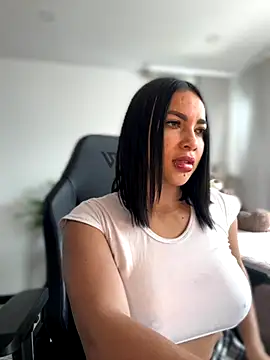 Snapshot of HannaBeckett chatting on 11/25/25, 12:27 HannaBeckett online show from 11/25/25, 12:27