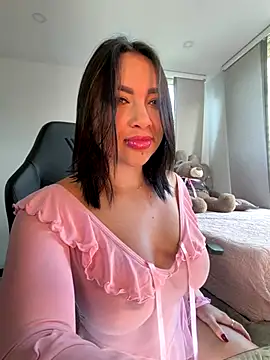 Snapshot of HannaBeckett chatting on 11/19/25, 12:05 HannaBeckett online show from 11/19/25, 12:05