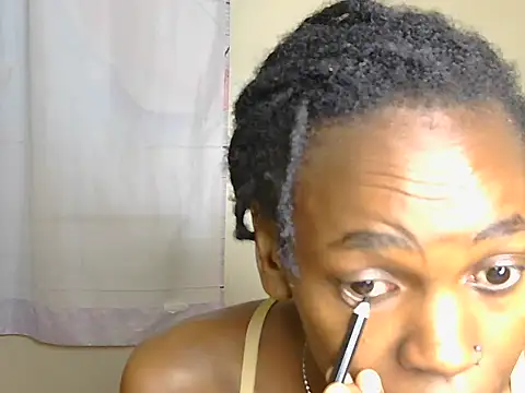 Snapshot of petitevixenn chatting on 08/04/26, 11:31 petitevixenn online show from 08/04/26, 11:31