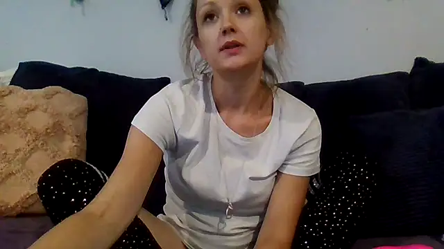 Snapshot of sensins_ chatting on 08/06/26, 05:08 sensins online show from 08/06/26, 05:08